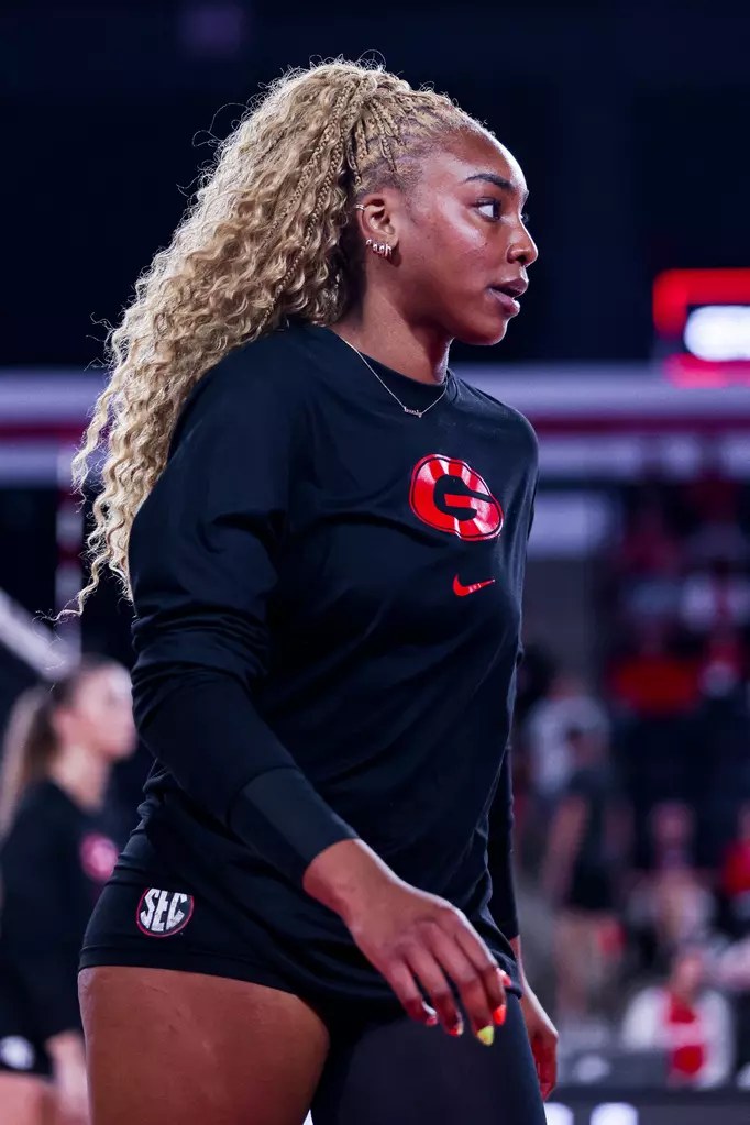 Georgia Bulldogs senior outside hitter Bianna Muoneke on the court.