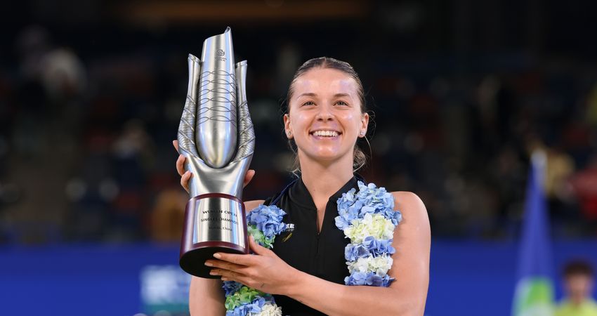 Maja Chwalinska with the Wuhan Open trophy