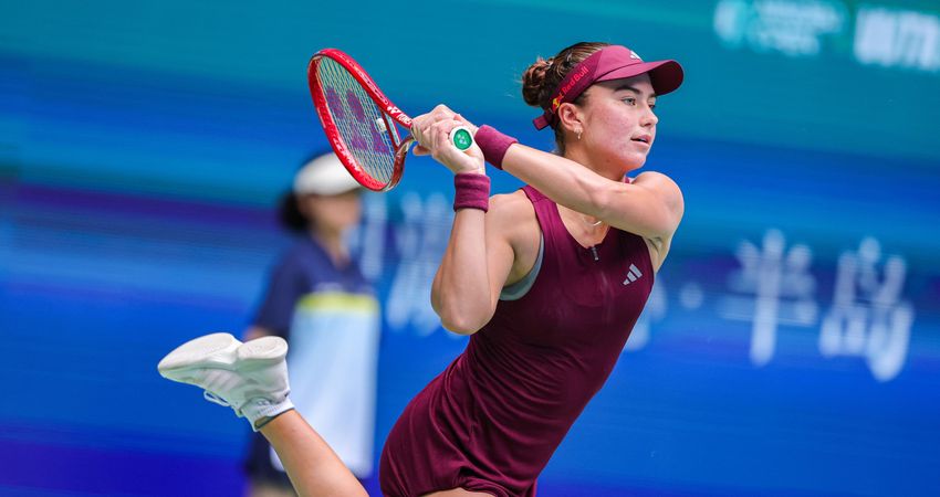 Iva Jovic hitting a backhand at the Ningbo Open