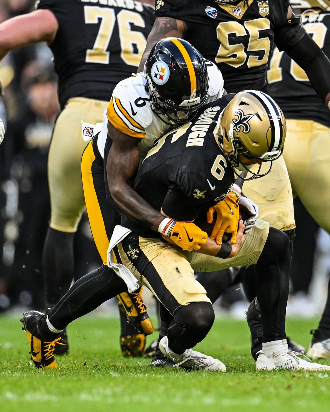 A Pittsburgh Steelers defender tackles the New Orleans Saints quarterback during the Steelers game against the Saints in Paris on October 25, 2026.