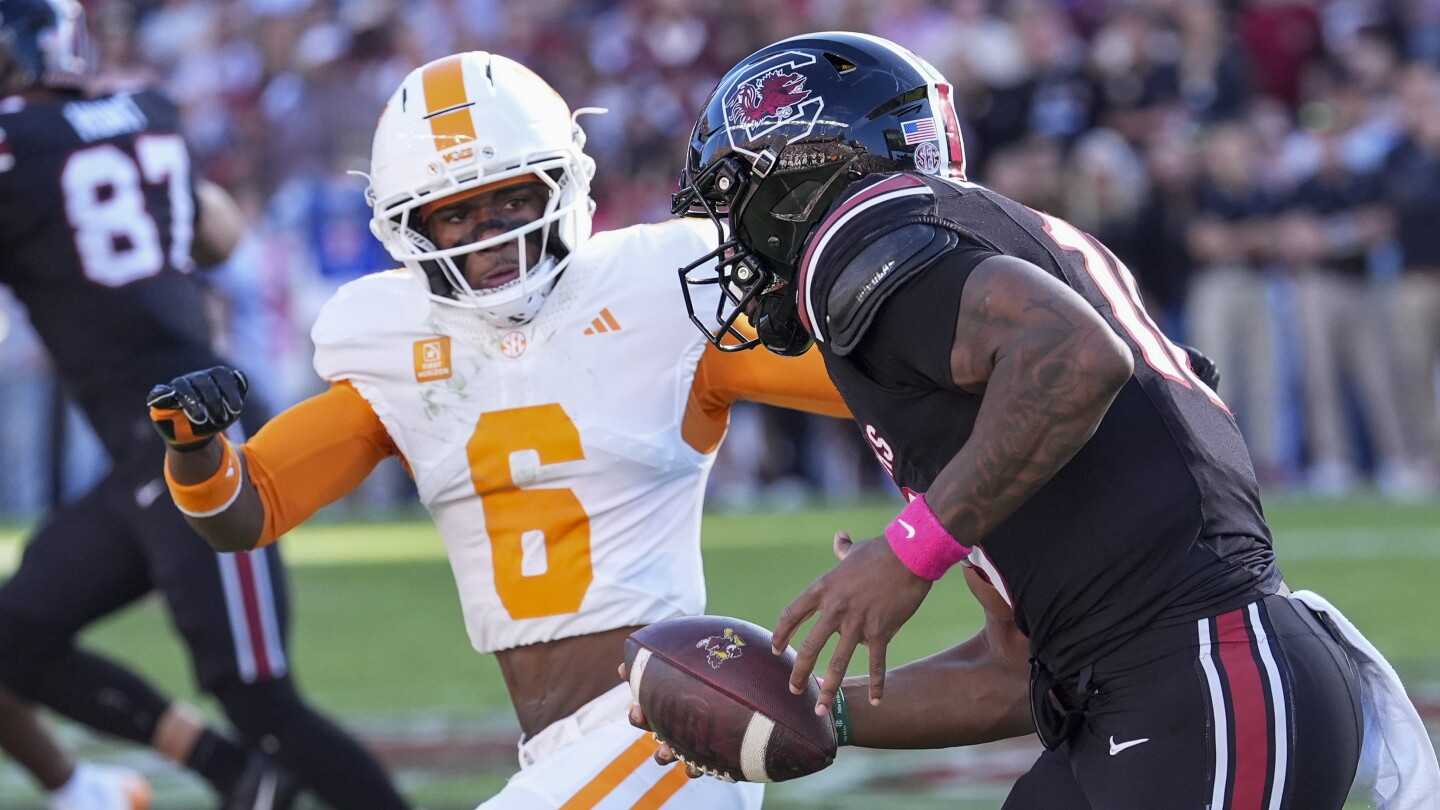 South Carolina quarterback LaNorris Sellers is watched by Tennessee defensive back Qua Moss on Oct. 24, 2026