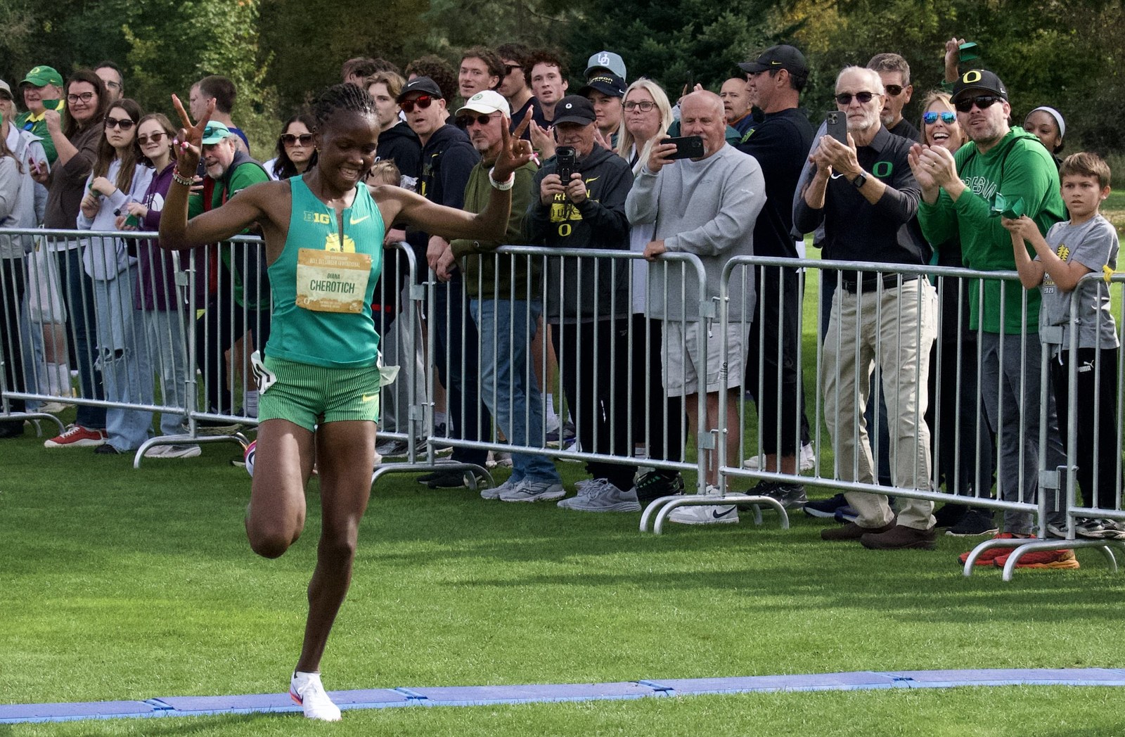 Oregon runners racing at the Bill Dellinger Invitational in Springfield