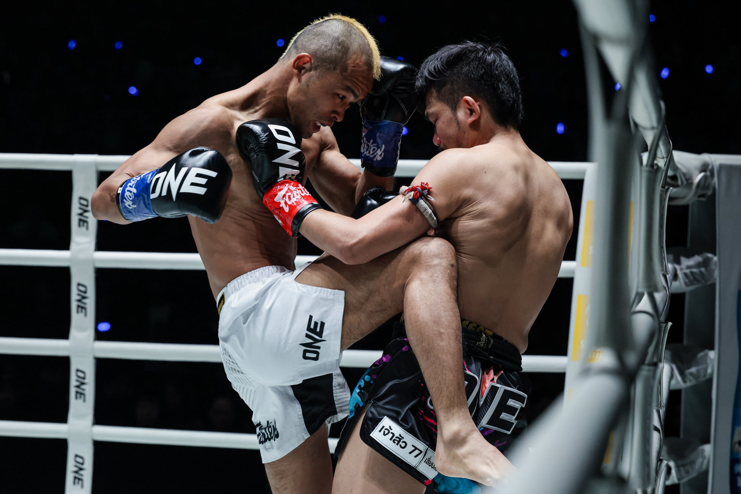 Wang Junguang battles Prajanchai Pongsuphan PK at The Inner Circle 35 in Bangkok. (Photo: ONE Championship)